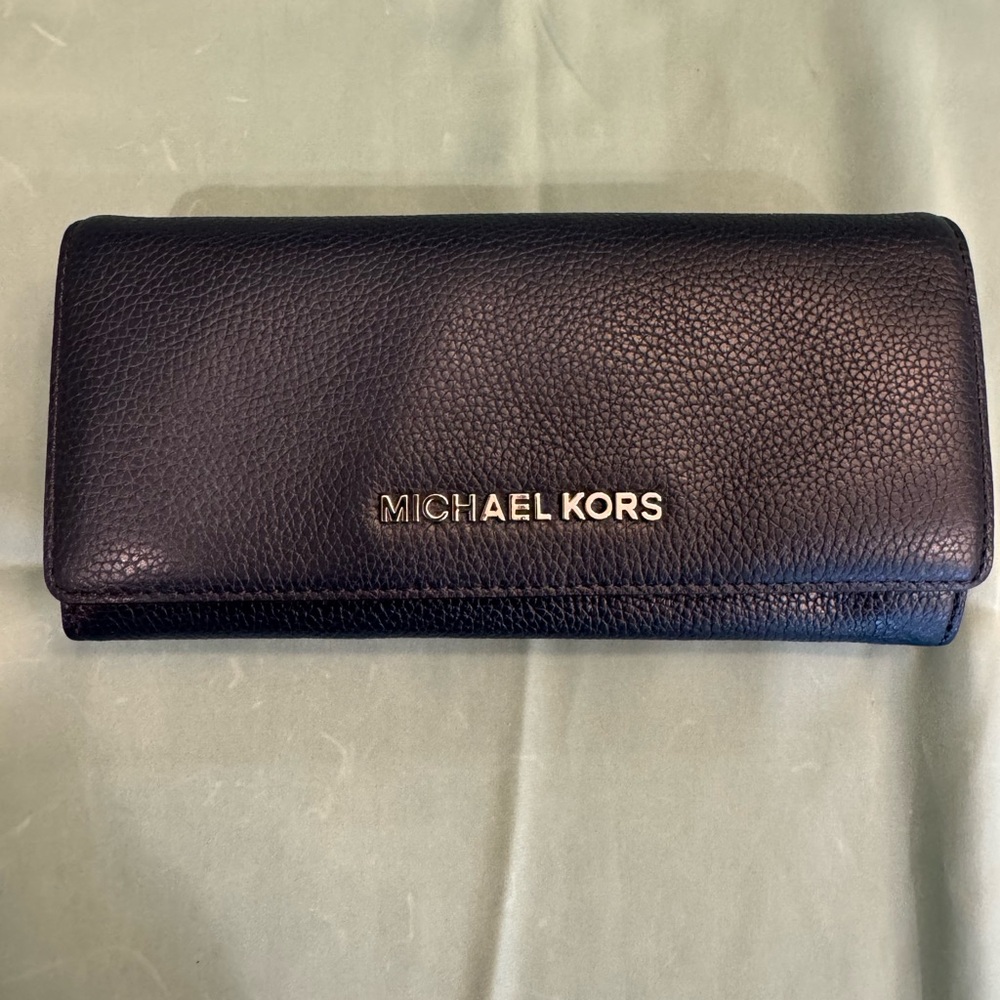NWOT Michael Kors Long Wallet 8X4